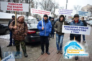 Украинские рыбаки требуют запретить промышленный вылов рыбы во внутренних водоемах 